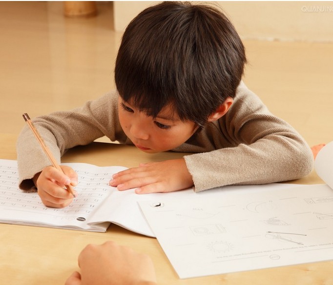 動能教育專員認(rèn)為：孩子寫作能力的提高，那是要培養(yǎng)孩子寫作的能力，也要培養(yǎng)孩子寫作的興趣。
