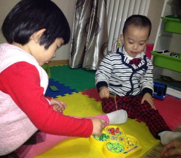 親子教育人士認(rèn)為：很多家長會給孩子做親子閱讀，在親子閱讀的過程中，難免都會遭遇寶寶撕書的情況。面對這樣的情況，父母該將孩子撕爛的書，用膠水把書補(bǔ)好，最好讓孩子跟父母一起把書補(bǔ)好。
