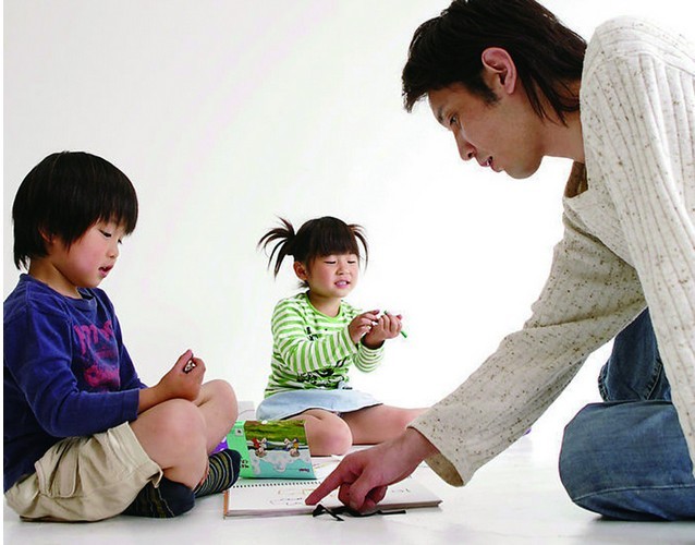 名師課博會專家認(rèn)為，在眾多的隨遷的孩子當(dāng)中，很多都因?yàn)閼艏畞碓醋尯⒆拥慕逃艿接绊?。外來?wù)工者隨遷子女全面接受義務(wù)教育也成了難題。