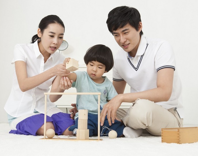 　家庭教育專家認(rèn)為：對(duì)于中國家庭教育而言，很多時(shí)候父愛深大如山，但是父親總是默默地為孩子做很多事情，在外邊打拼事業(yè)也是為了孩子。但是對(duì)于孩子的愛，父親卻不懂如何表達(dá)。