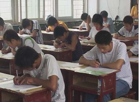 筆者認為，現(xiàn)在高考成本加大，高考帶來的延伸產(chǎn)業(yè)也蓬勃發(fā)展，勢必將“高考經(jīng)濟”推向惡性發(fā)展。全國出版高考用書的出版社不下百家，圍繞分省命題的參考用書、講座也不計其數(shù)，無疑增加了考生經(jīng)濟和精力的雙重負擔和浪費。