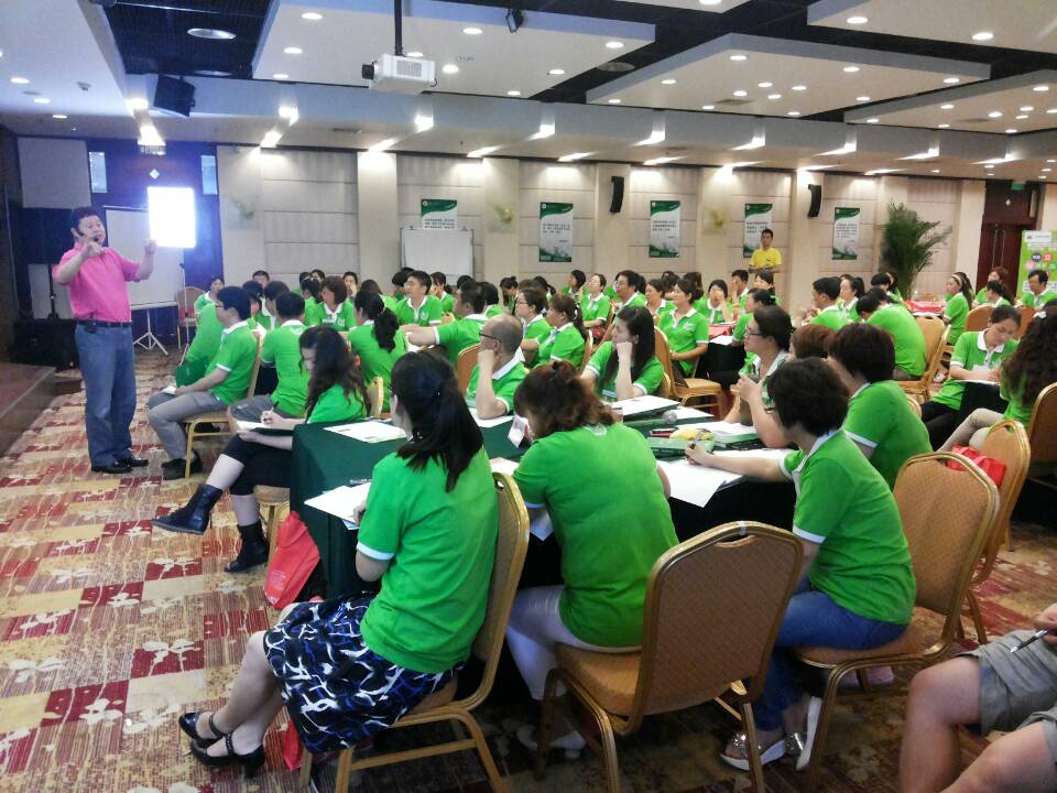 今天雖然是北京學(xué)習(xí)動力營和父母大學(xué)同期開課的第一天。但是我們看到這些偉人父母們，都能很快就進(jìn)入到學(xué)習(xí)狀態(tài)當(dāng)中。今天下午，通過主持人的引導(dǎo)之后，給參加這些課程的維偉人父母們和少年演講家們，跳一支《少年演講家》舞蹈。為接下來的課程鋪墊了良好的氛圍。 