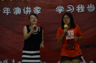 少年演講家學(xué)習(xí)動力營的孩子在在和教官們合唱我相信