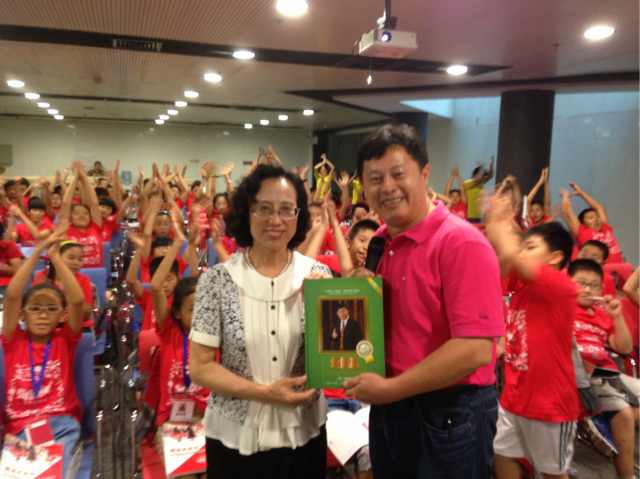 孩子們?cè)谥剃?duì)的引領(lǐng)下游歷清華美麗風(fēng)光，覓偉人足跡、學(xué)偉人精神、拓偉人胸懷！